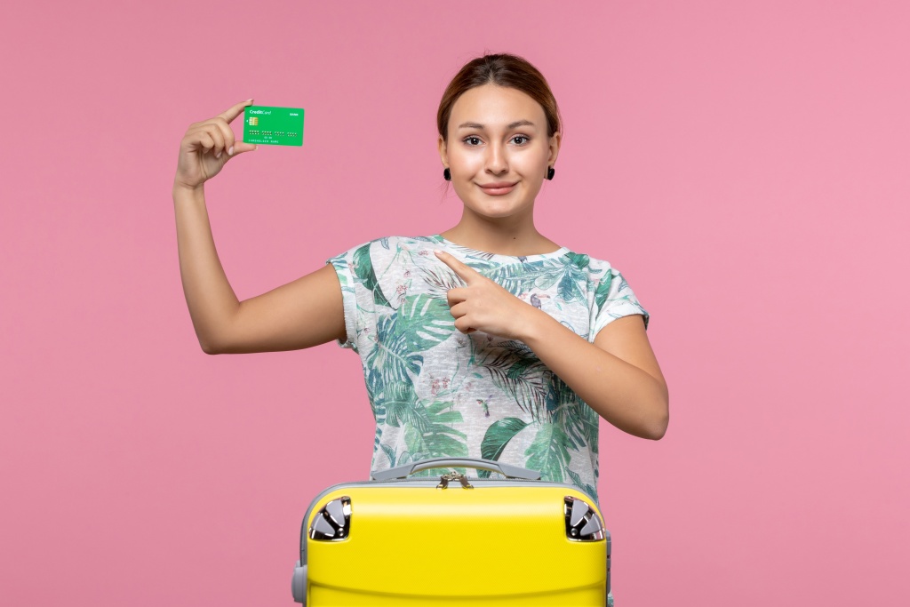 front-view-young-woman-holding-bank-card-smiling-pink-wall.jpg розовый фон
