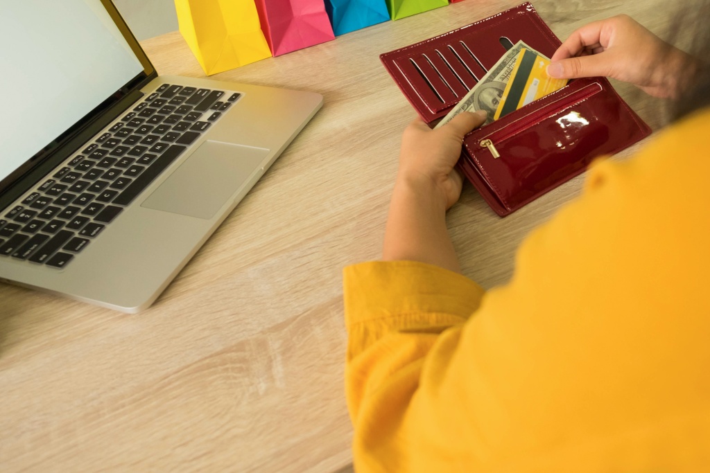 high-angle-view-woman-holding-wallet-while-sitting-table.jpg стол