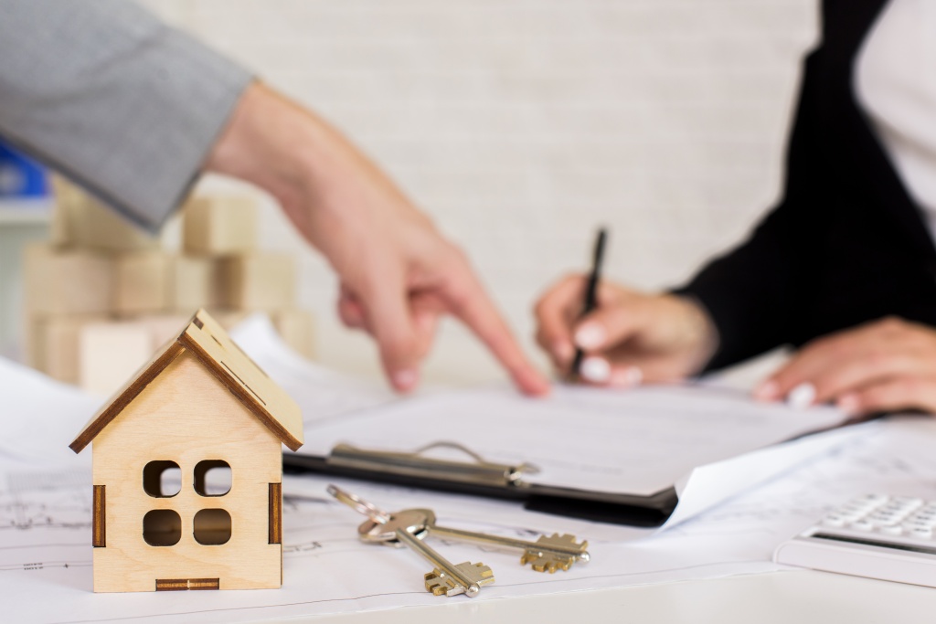 brown-wooden-cottage-with-keys.jpg ключи