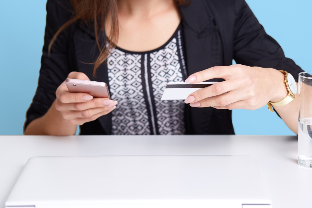 portrait-faceless-woman-wears-black-suit-using-cell-phone-credit-card-while-sitting-white-table-near-laptop-computer-glass-water-isolated-blue-wall-online-payment-concept.jpg часы