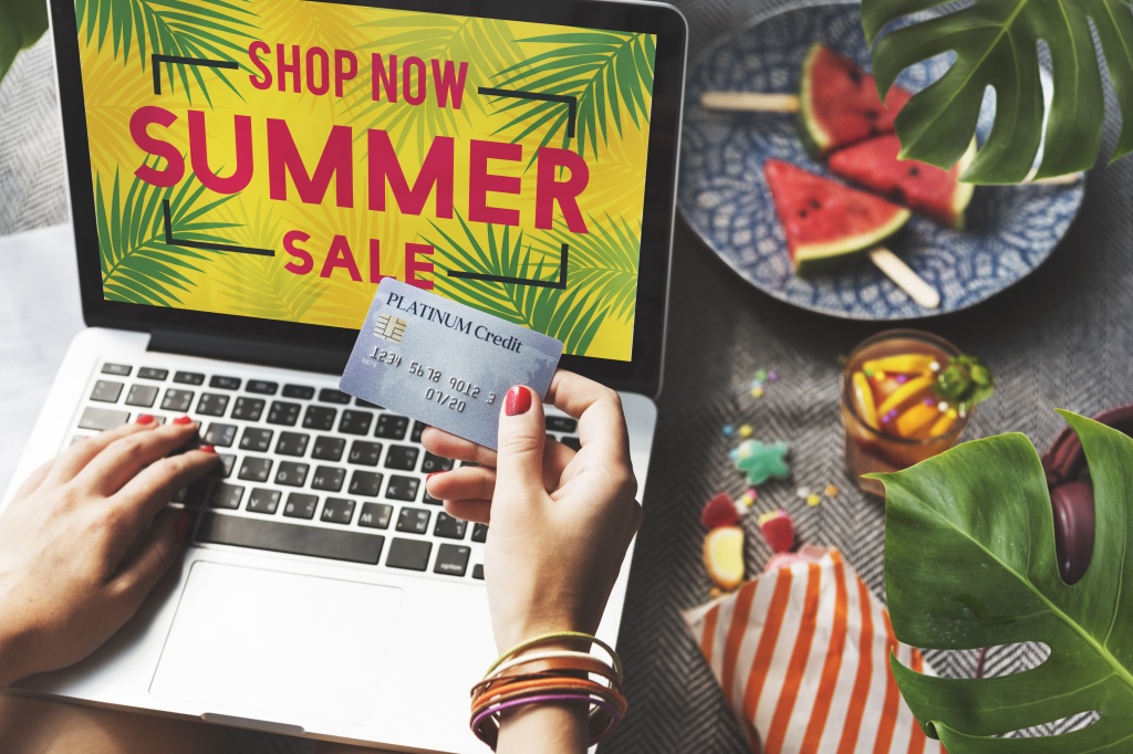 woman-enjoy-online-shopping.jpg красные ногти